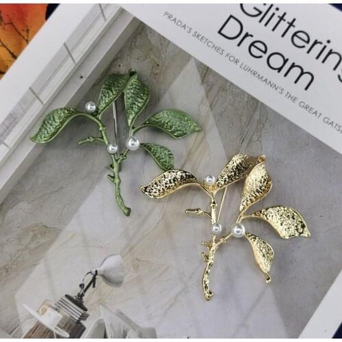 New brooch female fashion imitation pearl joker in golden leaves a corsage clothing accessories chain.scarves buckle