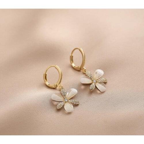 Flower Trace Small Fresh Crystal Flower Earrings Temperament Earrings Wild Small Earrings Dongdaemun Super Fairy Earrings Female