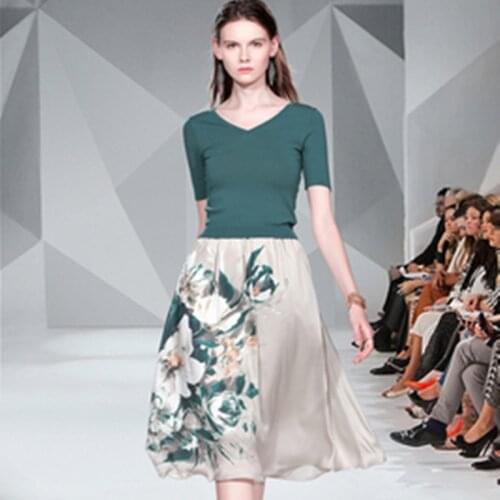 Runway New elegant Lady Set V Neck Knitting Short Sleeve Tops + Summer Print A-word Skirt Slim Fashion 2 Piece Set