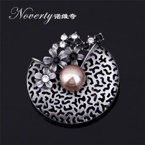 Hollow Retro Inlaid Pearl Brooch Brooch Scarf Buckle Accessories