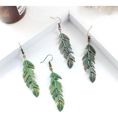 The broken leaves are linked together to symbolize the power of the new earrings, giving the hard-working female friends