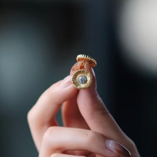 Amorita boutique Lovely vintage chrysanthemum stud earrings