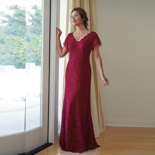 Elegant Red Lace Mother of the Bride Dresses Mermaid Short Sleeves V Neckline Wedding Guest Gowns Back Out On Sale