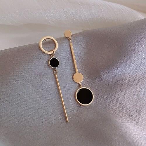 2021 Popular Design Asymmetric Korean Style Long Earrings Fr Women Simple Hollow Circle Metal Ball boucles d'oreilles pendantes