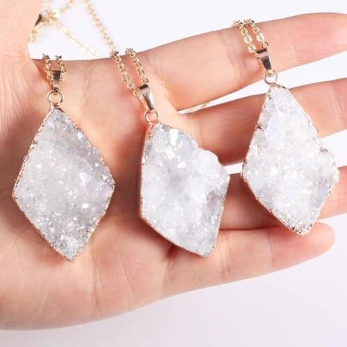 2020 New Hot Natural Stone Pendant Necklace Fashion Quartz Crystal Pendant Necklace Alloy Chain Chakra Jewelry Optional Gift Box