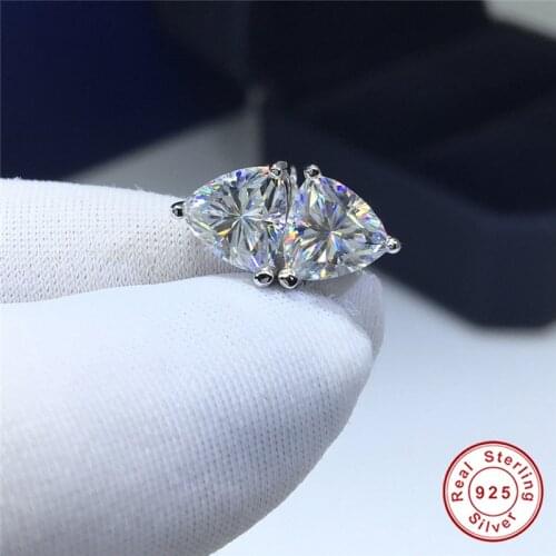 Geoki Luxury 925 Sterling Silver Perfect Cut Passed Diamond Test Total 2 Ct D Color VVS1 Moissanite Triangle Stud Earrings Gift