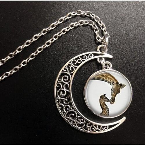 2020 Hot Crescent Moon Giraffe Mama and Baby Necklace Printed Photo Pendant Glass Cabochon Necklaces 20mm Round Jewelry Gifts