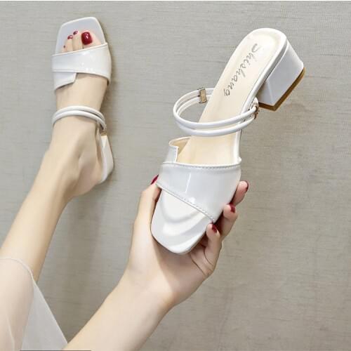 The New Summer 2019 Han Edition Of Fairy Peep-toe Joker Web Celebrity With Thick With Outer Wear. Two Lazy People Wear Sandals