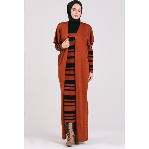 Tarçın renktedir. Triko. Sade. Astarsız. Uzun kolludur. Sıfır yaka detayı ile rahat kullanıma sahiptir. Kışlık Standart