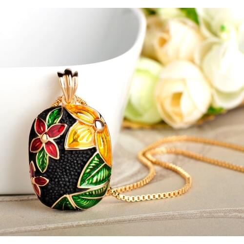 Blucome 2018 Fashion Flower Shape Pendant Necklace Gold Color Alloy Enamel Jewelry Neck Accessories For Lady Bridal Bijoux Gifts