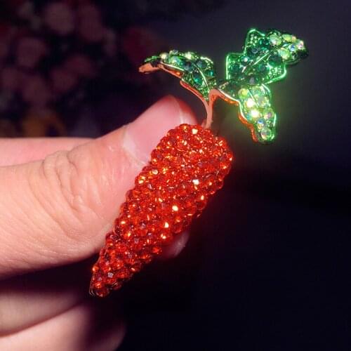 Creative Red Carrot Brooch Enamel Fruit Vegetables Leaf lady Brooches Turban Pin Christmas Gifts Accessories