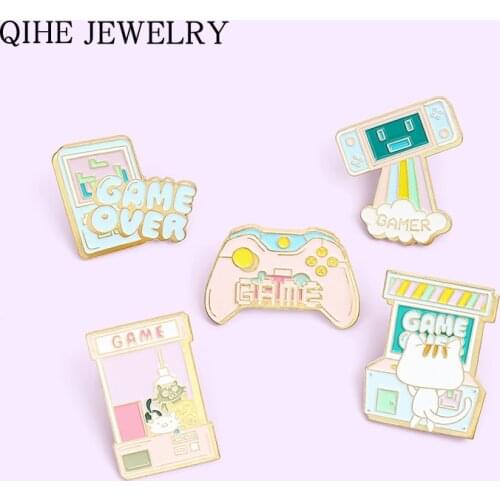 Game lovers Brooches Cartoon Pet Handheld Game Console Robot Gashapon Machines Enamel Pins Badge Jewelry Gift for Kids Friends