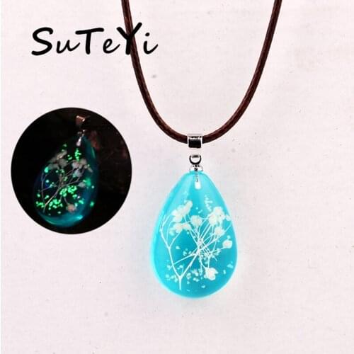 SUTEYI Simple Natural Dried Flowers Glow Necklace Crystal Water Drops Gypsophila Pendant Necklaces For Women Choker Jewelry