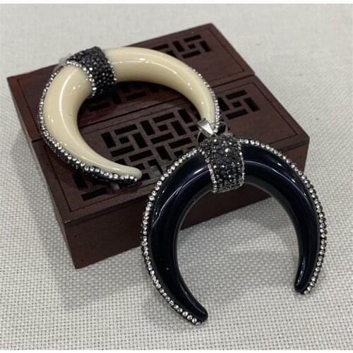 Natural Resin Pendant Jewelry Making Necklace Men and Women Semi-precious Stones Black and White Stone Crescent Horn Crafts