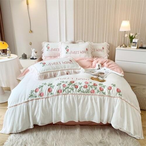 Super Soft Velvet Fleece Warm Cozy Strawberry Embroidery Princess Lace Bedding Set Furry Quilt Cover Bed Comforter Set Bed Linen