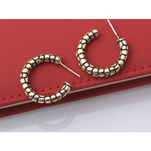 Vintage Gold C Stud Earrings for Women Leather Small Texture Punk Ear Jewelry Party Gift boucle d’oreille femme