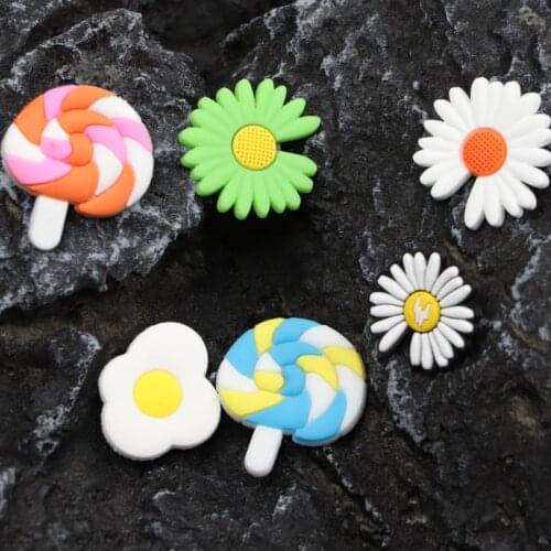 Hole Slippers Shoe Buckle Anime Cute Chars Croc Chrysanthemum lollipop Decoration Designer Accesoire Garden Shoe Decoration Kid