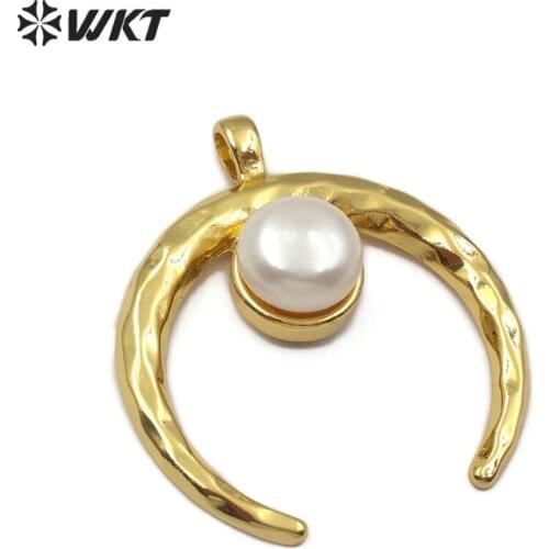 WT-JP107 Crescent Shape Pearl Pendant Beautiful White Pearl Horn Pendant With Gold Electroplated For Women Fashion Pearl Jewelry