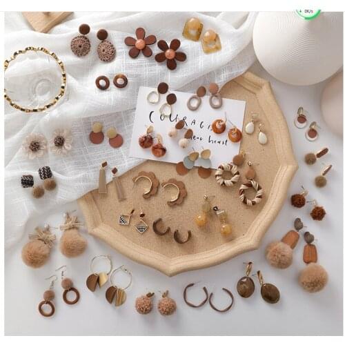 2020 hot sale Sweet girl brown earrings retro cool acrylic plush earrings Joker net red earrings