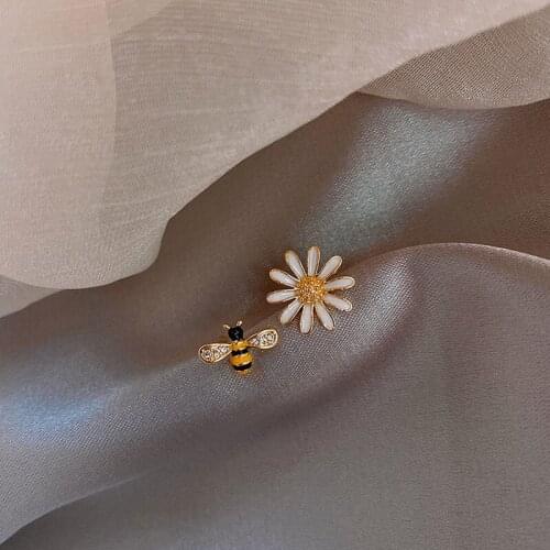 925 Sterling Silver Asymmetry Bee Flower Korean Studs Earrings For Women Wedding Jewelry Accessories 2021 New eh1231