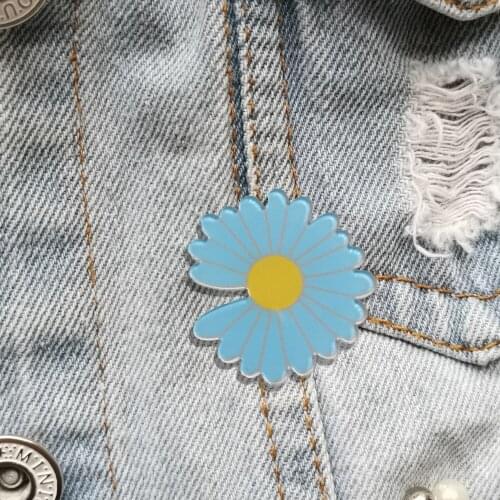 Fashion Sky Blue Daisy Vintage Pins For Women Beautiful Acrylic Brooch Cute Jewelry Badges Scarf Buckle Shirt Hat Accessories