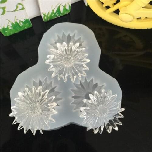 Nice 3-Hole Three Small Daisies Chrysanthemum Design Silicone Bakeware Sugar Arts Cake Decoration Chocolate Candy Mould