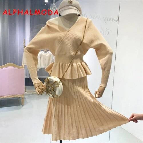 2018 autumn new long sleeved slim V collar jacket + high waist, thin pleated half skirt, knitted suit girl