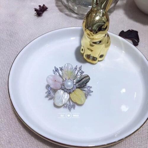 Free Ship Luxury DIY Natural shell colorful flowers brooch pin Vintage pearl dressing party lady brooches Hot jewelry accessory