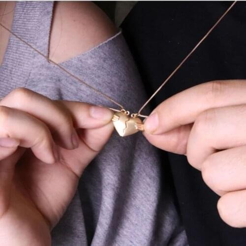 R2LE 2Pcs/set Hot Lovers Heart Pendant Chain Couple Necklace Strong Magnetic Distance for Girlfriend Men Women