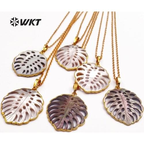 WT-JN027 Trendy Monstera Leaf Shape Pendant Necklace Tropical Necklace With Black And White Shell Pendant Leaf Design Necklace