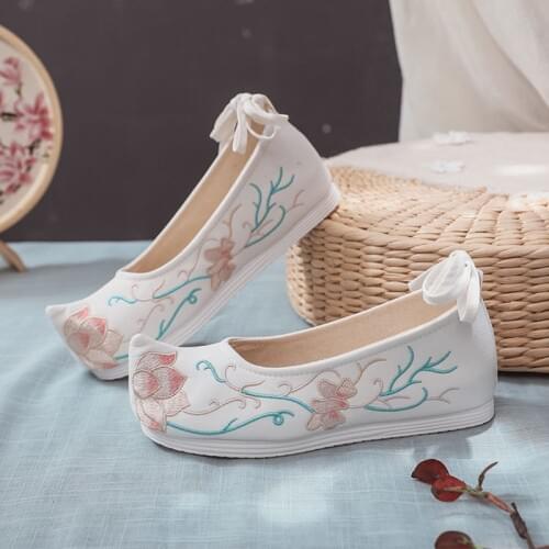 Women shoes canvas flat shoes embroidery chinese traditional shoes for women hanfu Chinese wedding shoes China style oriental