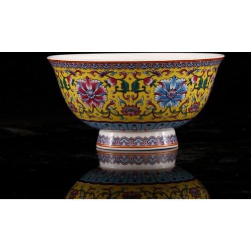 Chinese famille rose porcelain bowl of hand-painted flowers qianlong mark