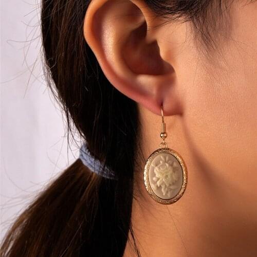 2021 Ins New Resin Flower Embossment Flowers Gold Irregular Minimalist Piercing Earrings Trendy Korean Women Chic Party Jewelry