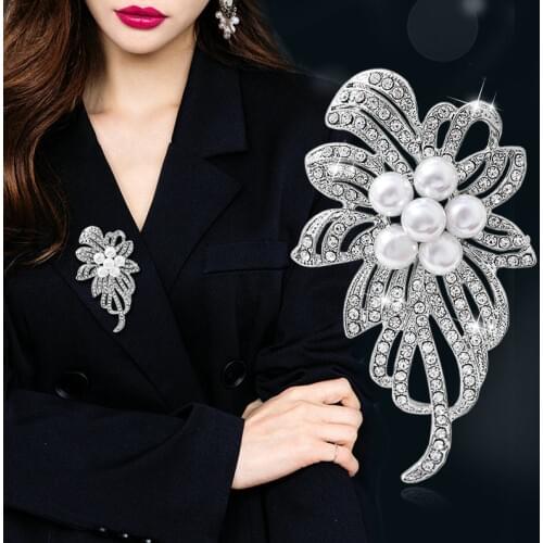 Vintage Gold Color Plated Flower Brooches for Women Wedding Rhinestone Bouquet Bijoux Pins Clothing Jewelry Accessories