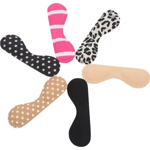 Anti-wear heel shoes with small eyes and heel plaster. Greater heel plaster and thicker heel pad