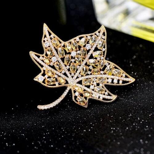 SWOUR New Fashion Jewelry Zircon CZ Crystal Maple Leaf Design Top Quality Apparel Suit Brooch Pin Collar For Women S535