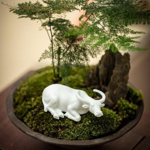 Creative Mini Handmade White Porcelain Animal Cow Lucky Decoration Chinese Office Study Table Decorations Small Ornament Tea Pet