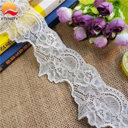 An elegant 6.5cm pop style lace trim was used to decorate the bridal gown S2143