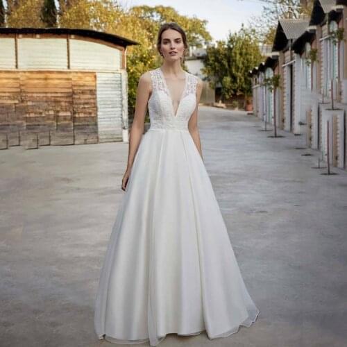 2021 Sexy V-neck Tulle A Line Wedding Dresses with Appliques Sparkly Nude Illusion Back Bridal Gowns Sexy Charming Robe