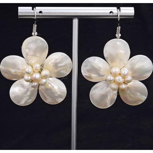 GG Jewelry White Mother Of Pearl Shell Shell Flower Earrings