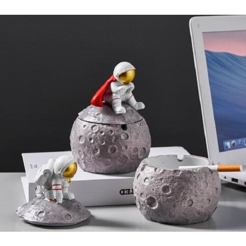 Astronaut Windproof Ashtray Creative Resin Portable Ashtray Home Decoration Cigarette Accessories Gift for Boyfriend
