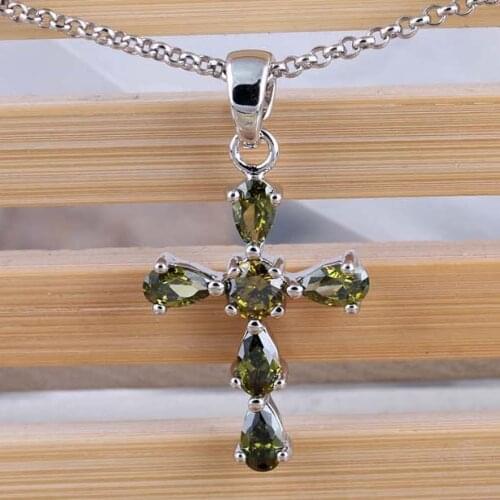 Luxury Cross Pendant Necklace made of 5 Pieces Princess Cut Cubic Zirconia Necklace Pendant for Ladies and Women