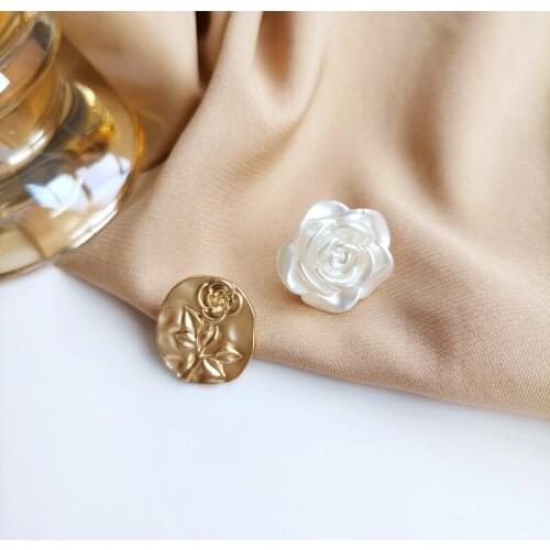 Mihan S925 needle Sweet Jewelry White Flower Earrings Delicate Design Asymmetrical Resin Metal Stud Earrings For Girl Party Gift