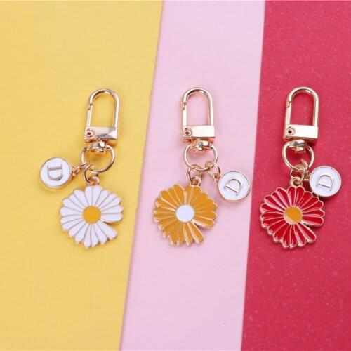 Bag Pendant Daisy KeyChains Ornament Decoration Schoolbag Pendant Creative Alloy Car KeyRing KeyChain Jewelry Gift Accessories