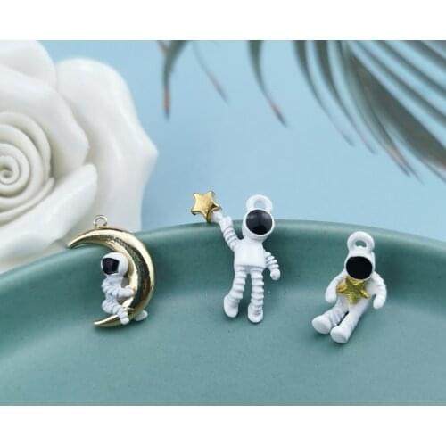 10pcs / Lot Diy Korean Jewelry Accessories Alloy Spray Paint Simple Three-dimensional Astronaut Astronaut Pendant Pendant