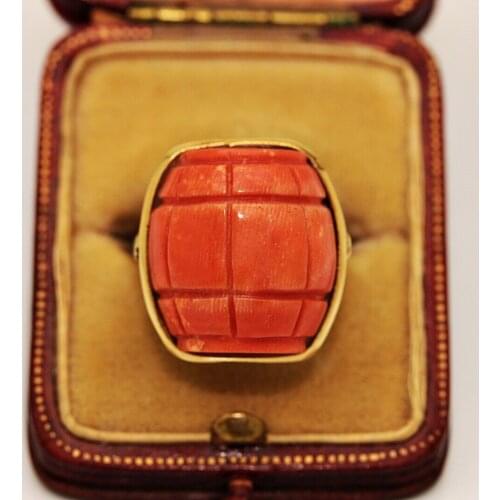 ANTIQUE ORIGINAL 18K GOLD NATURAL CORAL DECORATED PRETTY STRONG RING