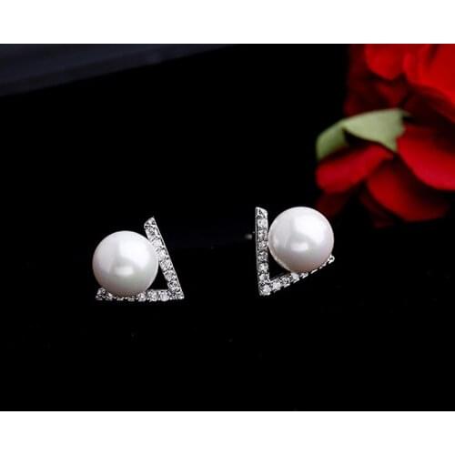 Crystal Triangle Stud Earrings Simulated Pearl Earrings for Women Elegant Fashion Mini Earrings Brincos boucle d'oreille Bijoux