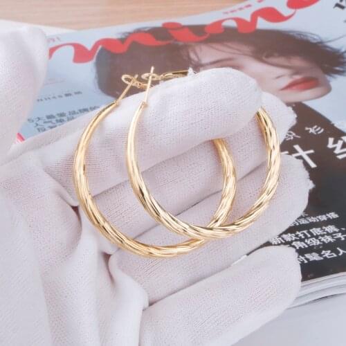 Gold Color Twill Round Big Hoop Earring for Women Zinc Alloy Lady Fashion Jewelry Nice Ear Hoops Accessories Hot 2021 E0120