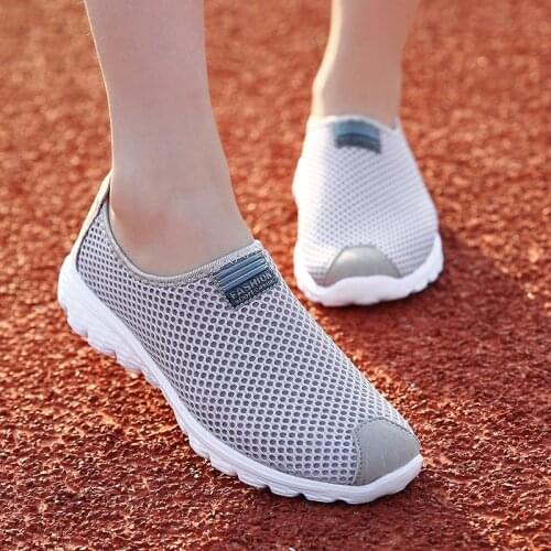 Large Size 35-46 Couple Flats Shoes Ultralight Mesh Breathable Womens Casual Shoes Soft and Comfortable Mens Sports Shoes