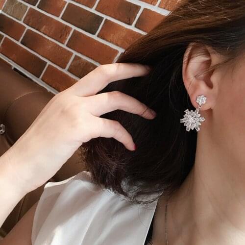 Personality Simple Female Stud Earrings Jewelry Sweet Elegant Micro-inlay Shiny Zircon Flowers Snowflake Earrings
